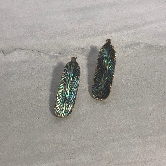 ❗️LAST❗️Carved Shell Feather Earrings - Picture 4 of 6